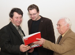 Albertą Vaidilą sveikina Dainius Radzevičius ir Stanislovas Pleskus. Antano Andrijono nuotrauka